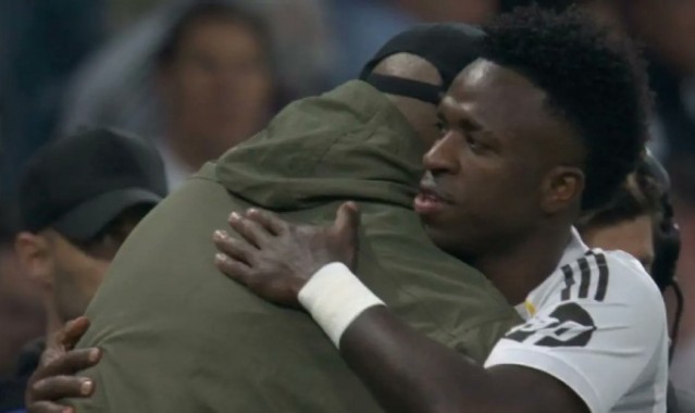 曾就歧视事件公开声援！维尼修斯中场时主动找孔帕尼拥抱致意