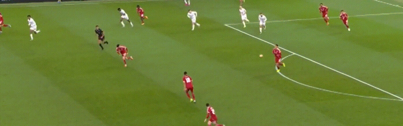 新2网址-无“鞋”可击的进攻，加克波提着一只战靴从后场推进到前场